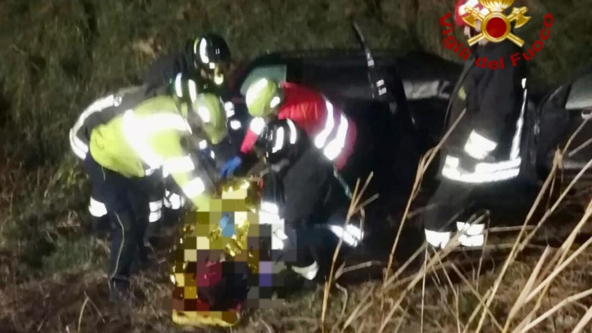 Finiscono fuori strada con l'auto e rimangono incastrati tra le lamiere: 2 feriti - 
