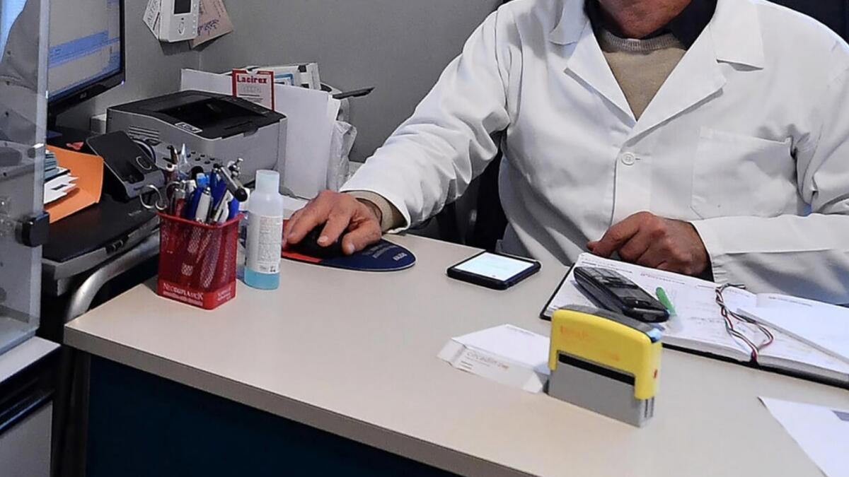 Il dottor Adriano Di Luca va in pensione: a Latisana in 1.300 senza medico di base - 