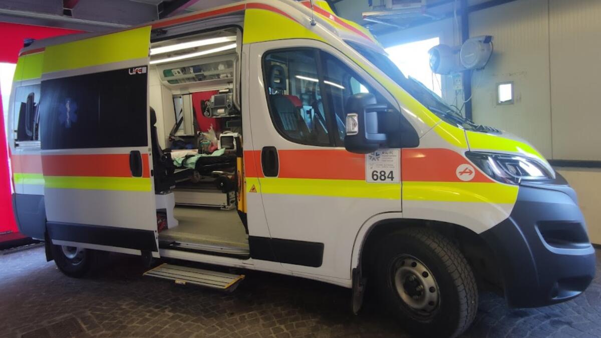 Cade dalla scala mentre pota una pianta del giardino: gravissimo un 70enne - 