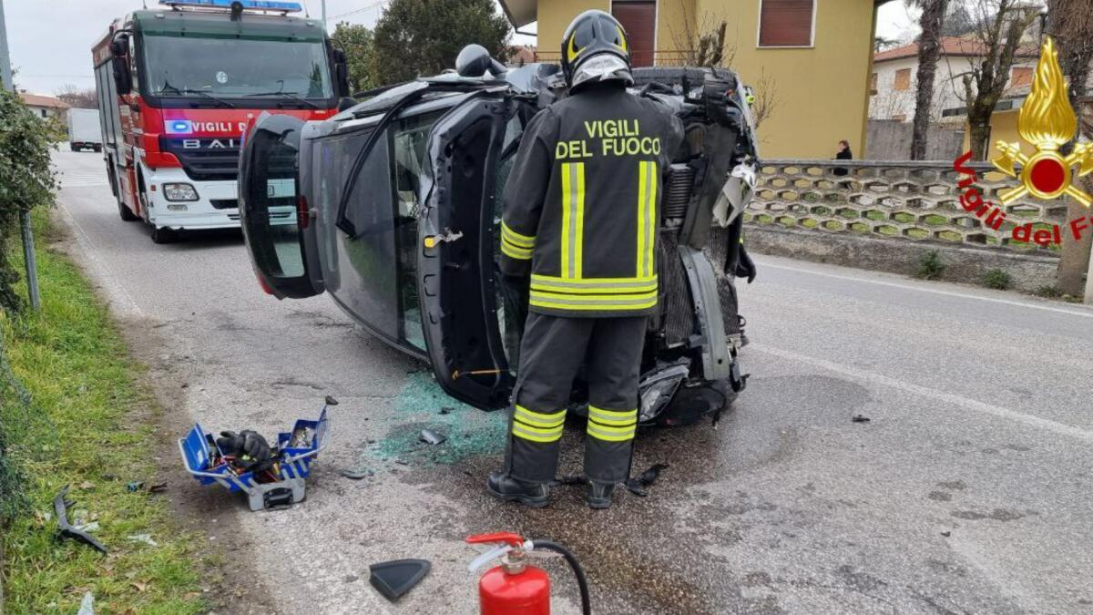 Perde il controllo dell'auto e piomba contro il muro di una casa ribaltandosi: un ferito - 