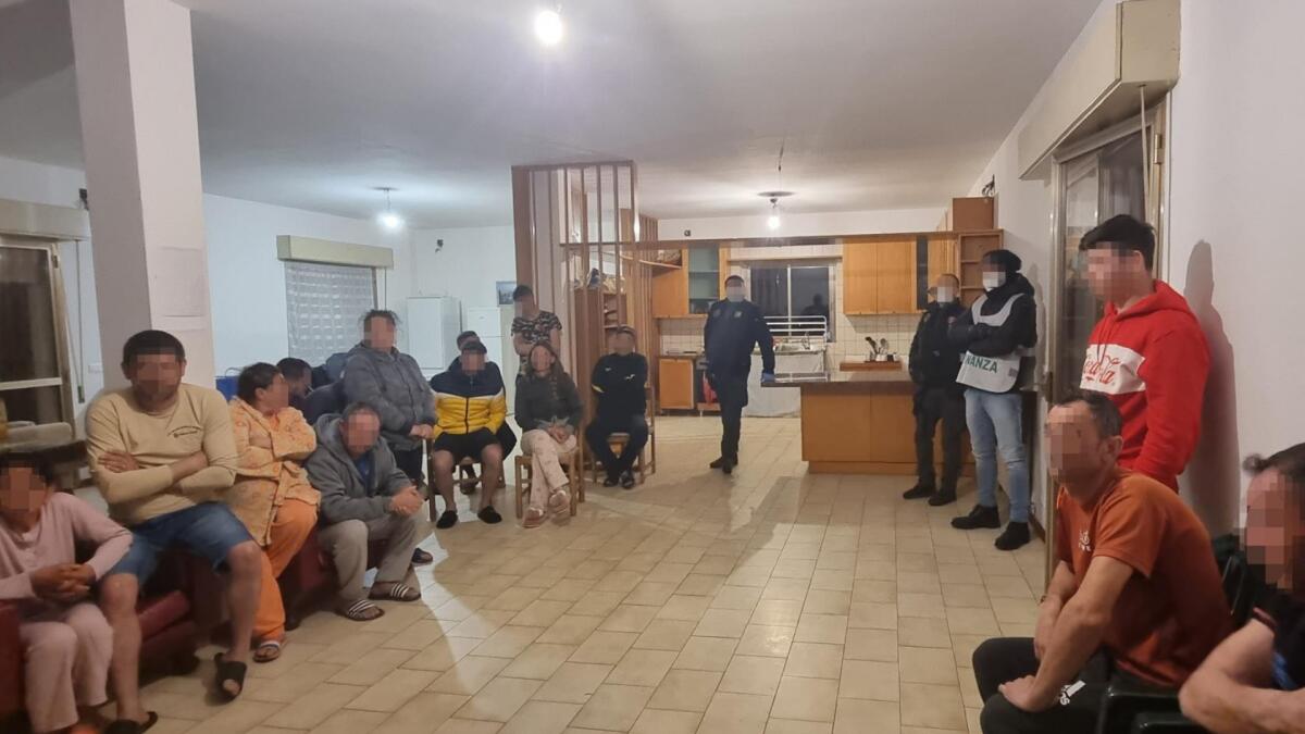 Braccianti rumeni sfruttati, la sera rinchiusi a chiave. Cosa sappiamo - 