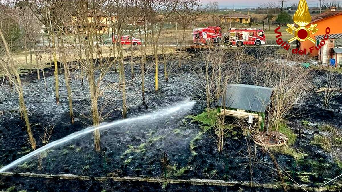 Incendio di sterpaglie a Codroipo minaccia le abitazioni e la linea ferroviaria - 