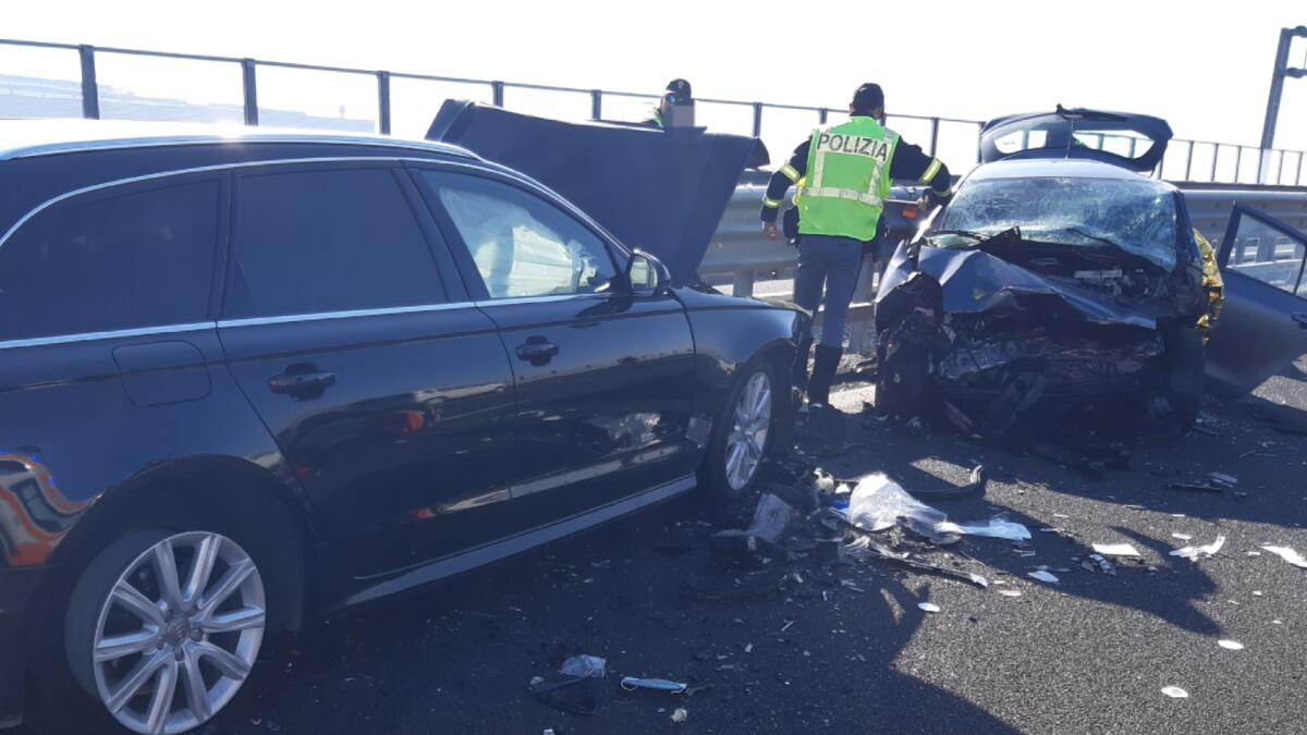 82enne inverte la marcia in A34 e muore dopo lo schianto frontale contro un altro mezzo - 