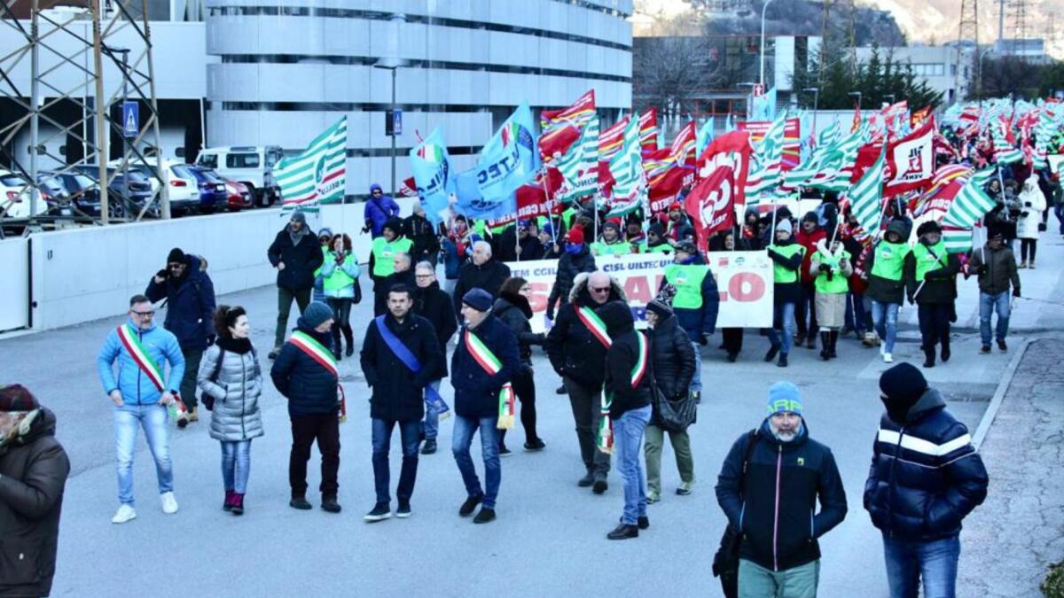 Le Istituzioni della Valcellina contro la chiusura della Safilo a Longarone - 