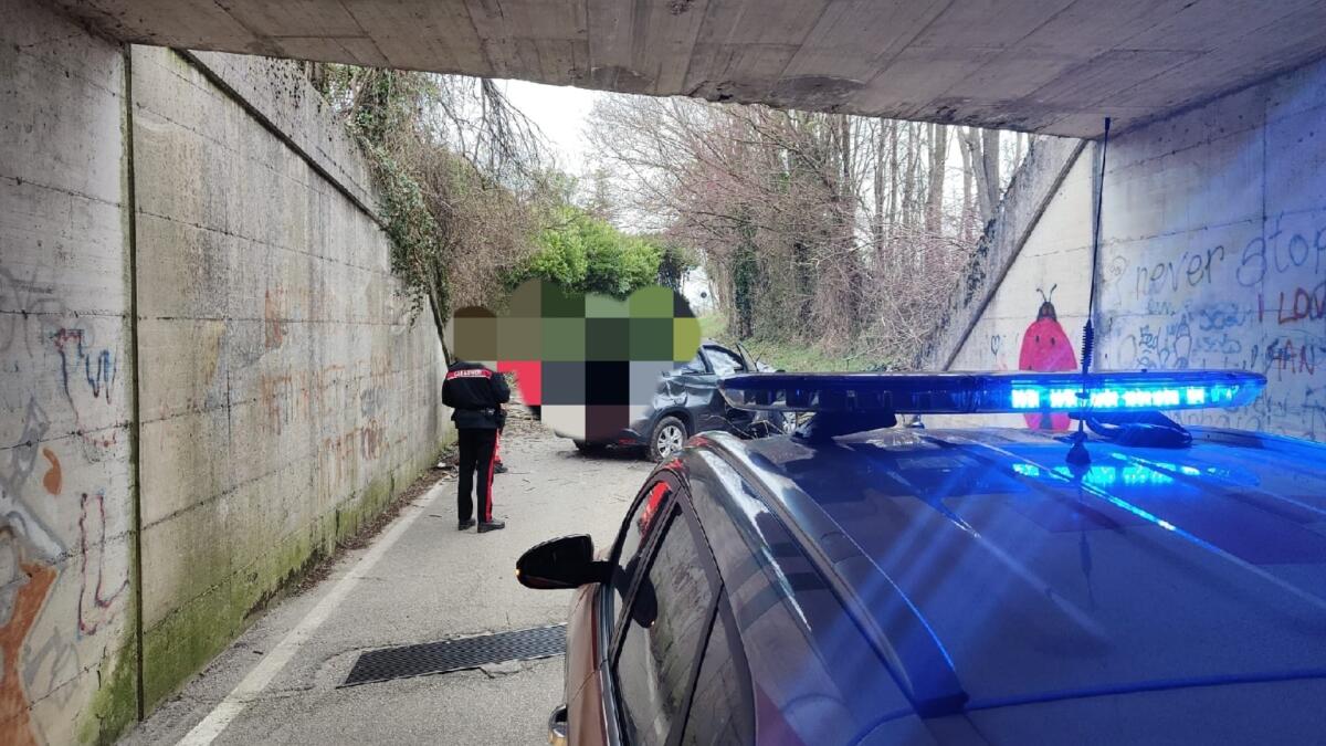 Precipitano con l'auto dalla Tangenziale: miracolate due persone - 