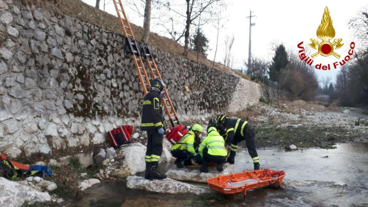 Ruzzola dalla strada pedonale e finisce nel torrente: ferita una donna - 