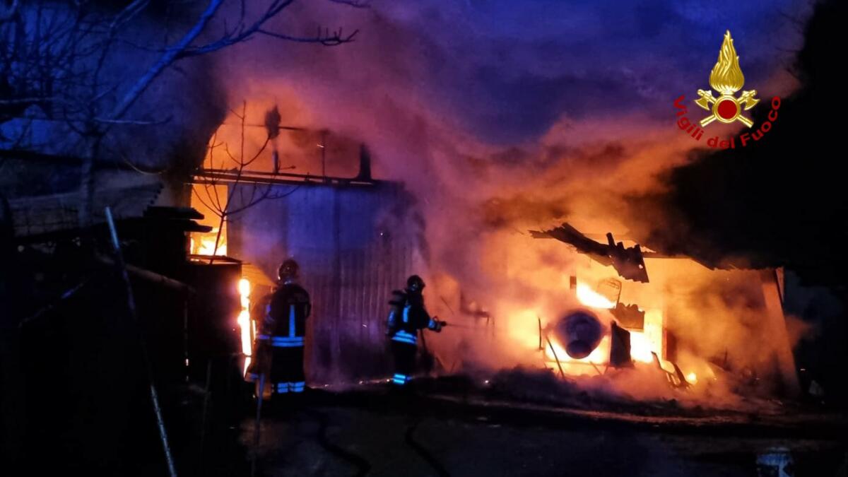 Divorato dalle fiamme un capannone agricolo, bruciati anche trattori ed attrezzature - 