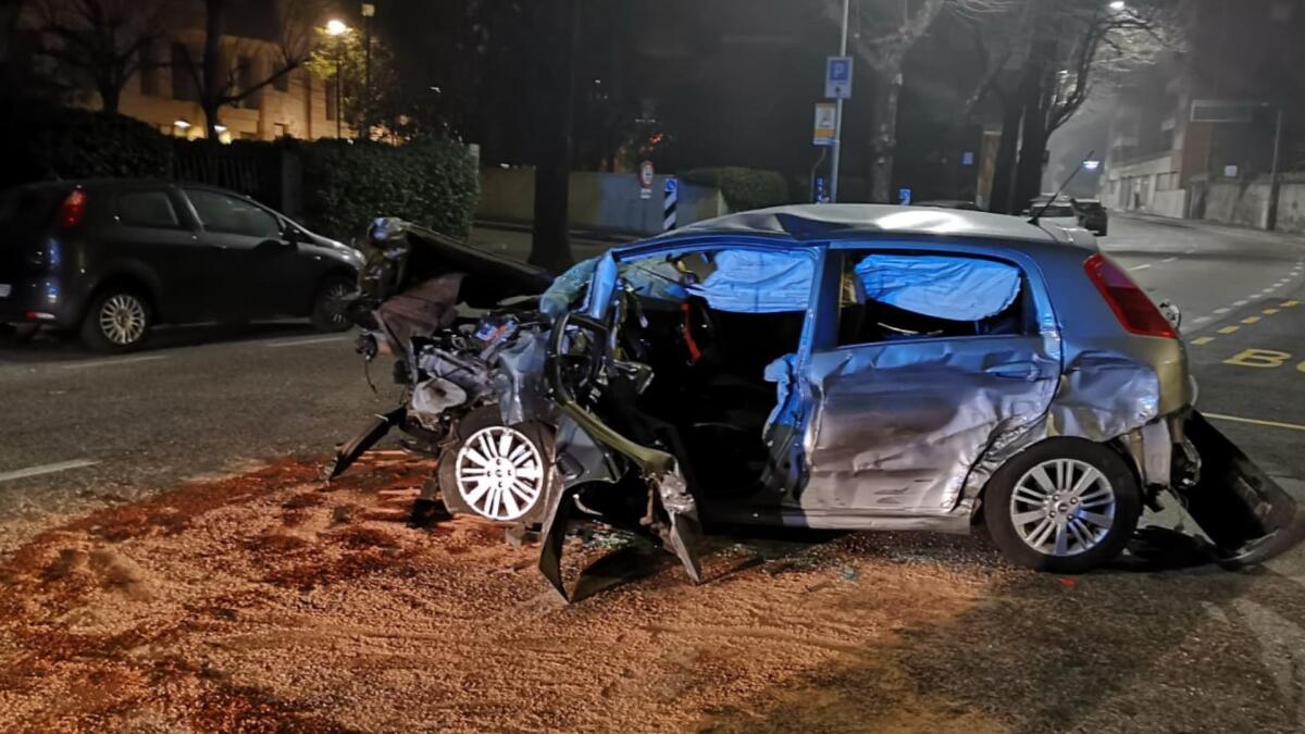 Piombano con l'auto sulle vetture in sosta: feriti due giovani - 