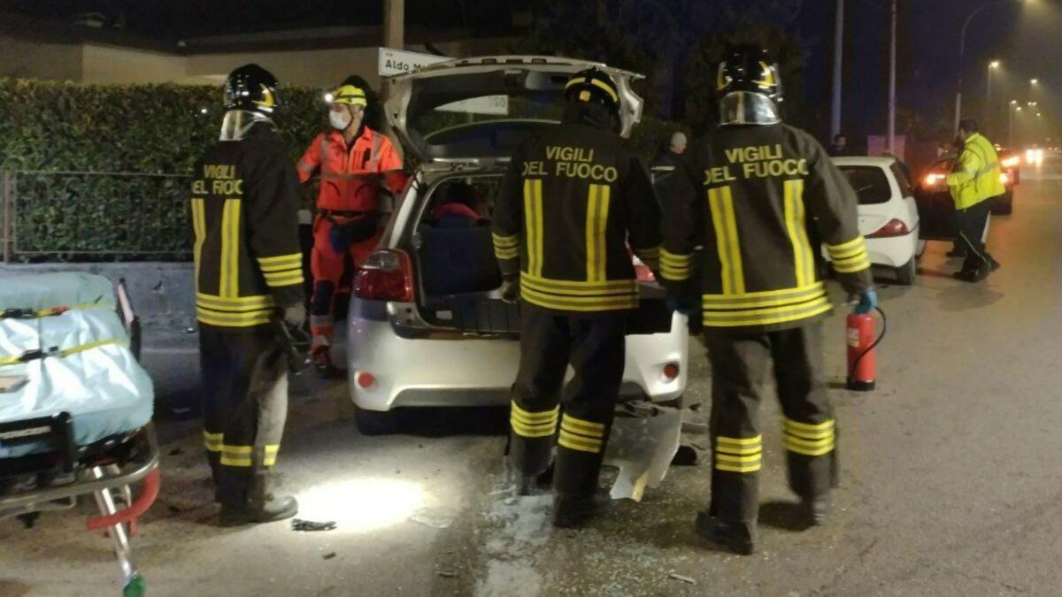 Incidente ad Aviano, scontro tra 2 auto: tre feriti - 
