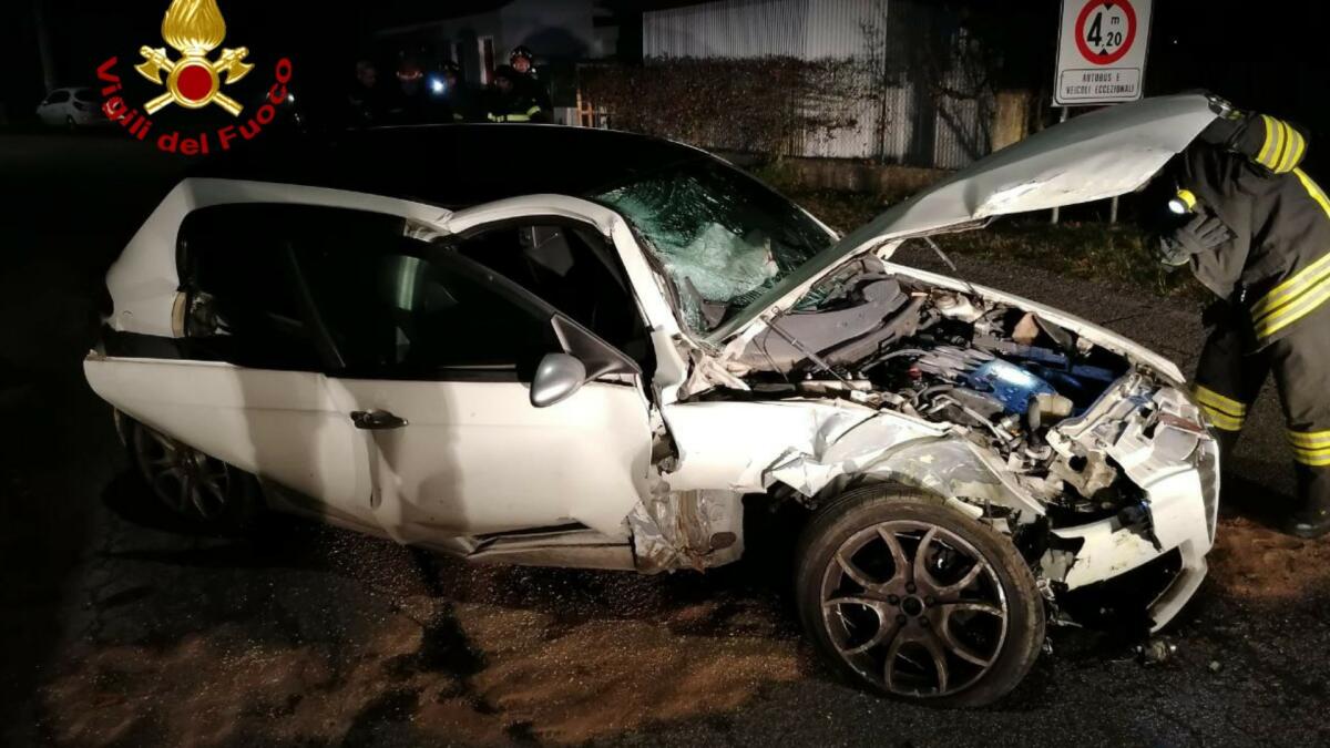 Si schianta contro il platano e rimbalza in strada: miracolato il conducente - 