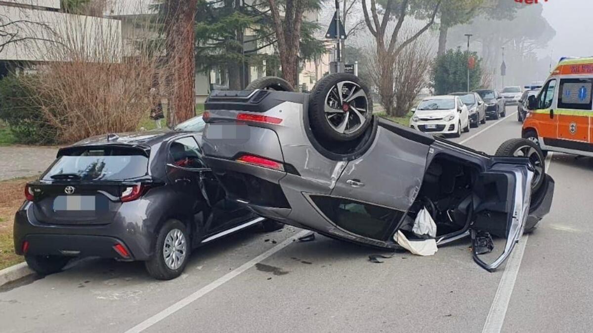 Esce di strada, si ribalta e urta 4 auto sosta: ferita la conducente - 