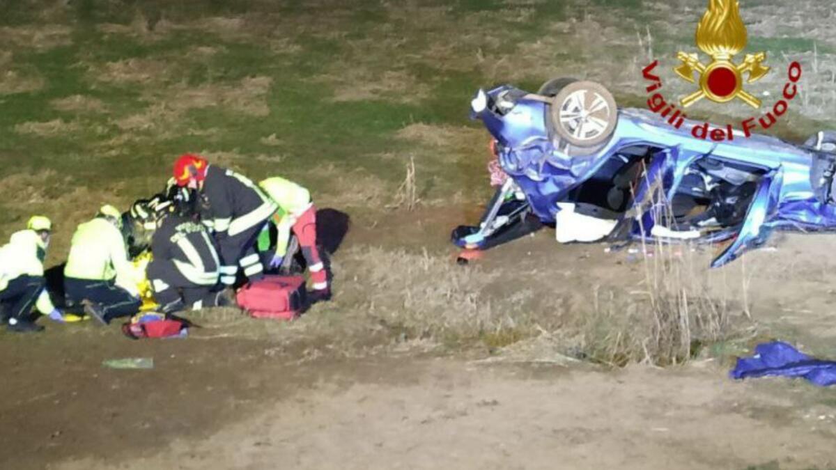 Spaventoso incidente a Caneva, si ribaltano più volte con l'auto: 2 feriti - 