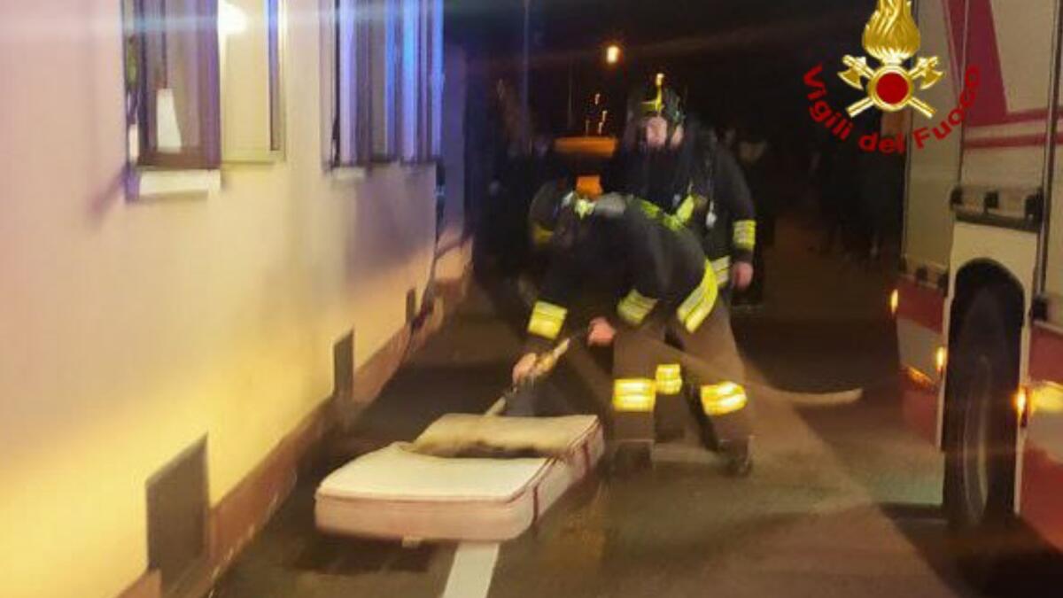 Paura a Treviso, a fuoco il materasso: evacuato un intero condominio - 
