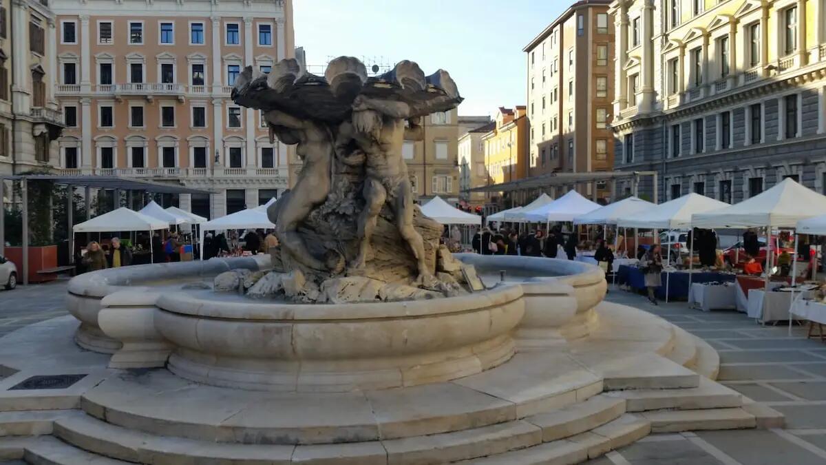 Torna in versione invernale in Piazza Vittorio Veneto a Trieste con ingresso libero il “Mercato dei Tritoni” - 