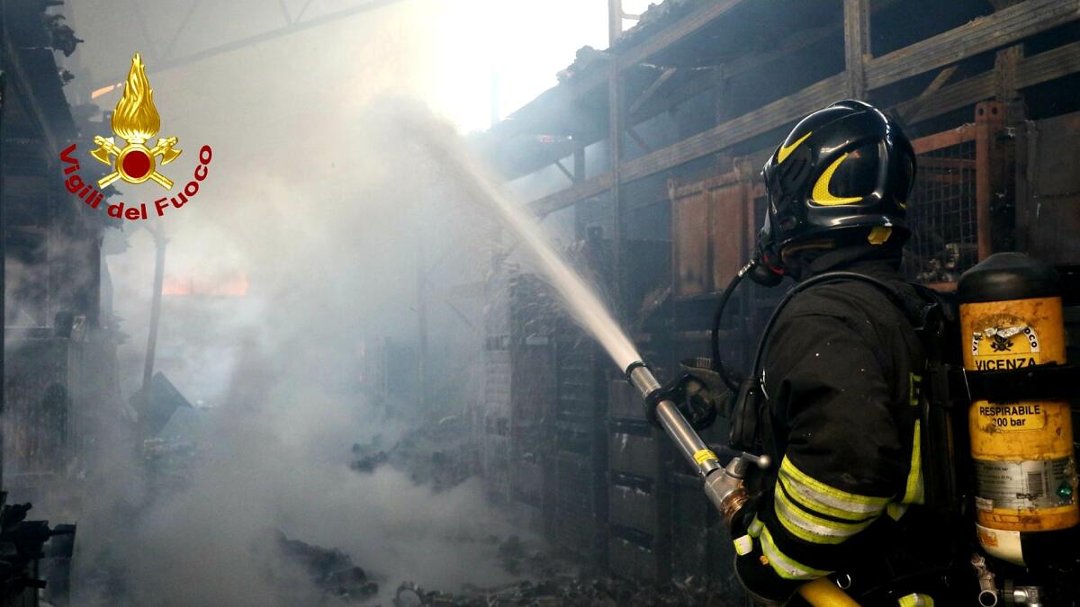 Distrutta da un incendio la Nidec di Gambugliano, il comune: «Tenete chiuse le finestre» - 