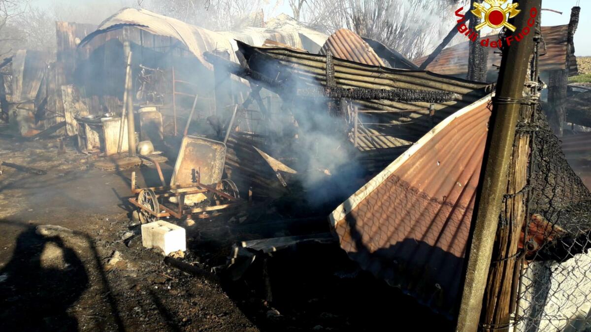 Incendio a San Donà di Piave, distrutte diverse baracche adibite al ricovero di mezzi agricoli - 
