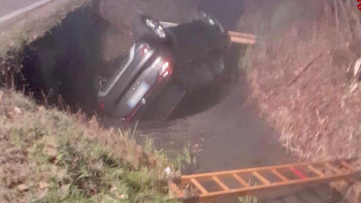 Sbanda all'improvviso e finisce rovesciato nel canale di scolo: grave il conducente - 