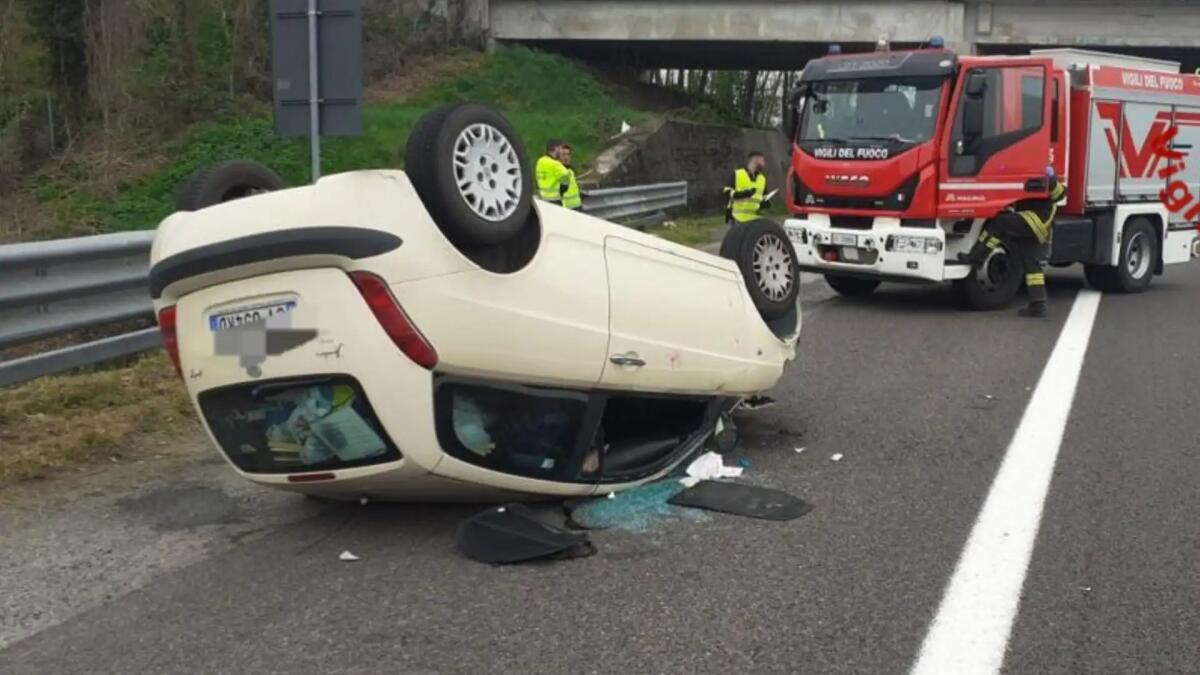 Perde il controllo dell'auto in autostrada e si ribalta: ferita un'anziana donna - 