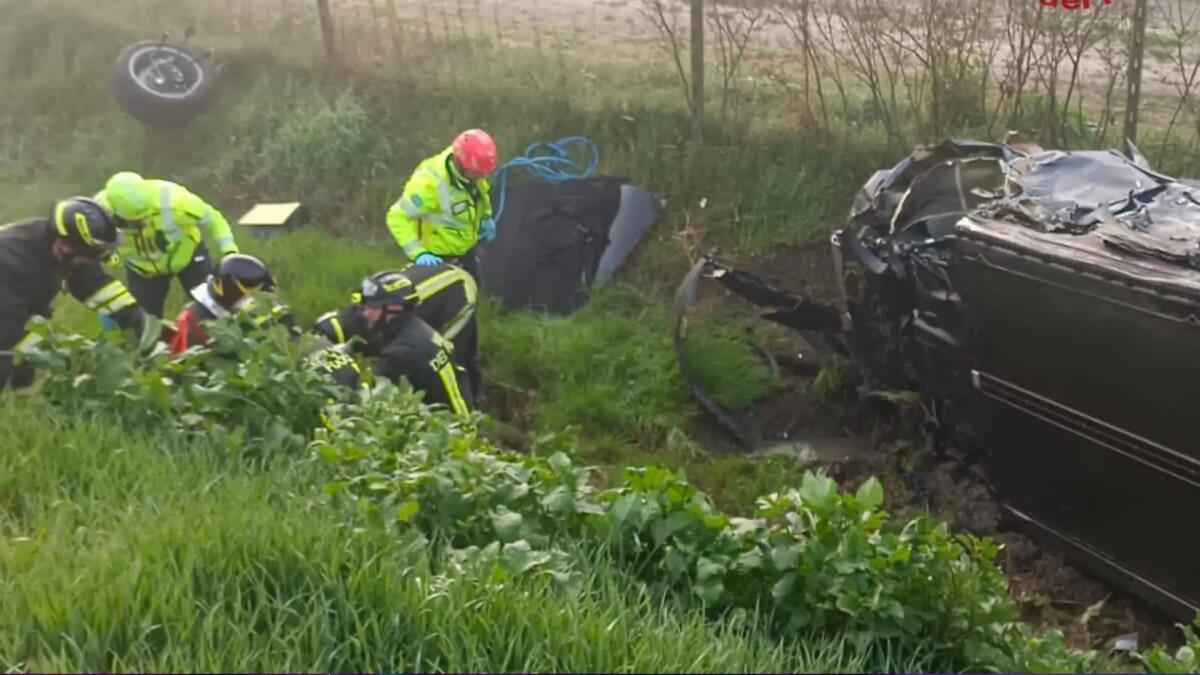 Scontro tra due auto sulla SS14 Triestina, una finisce nel fosso - 