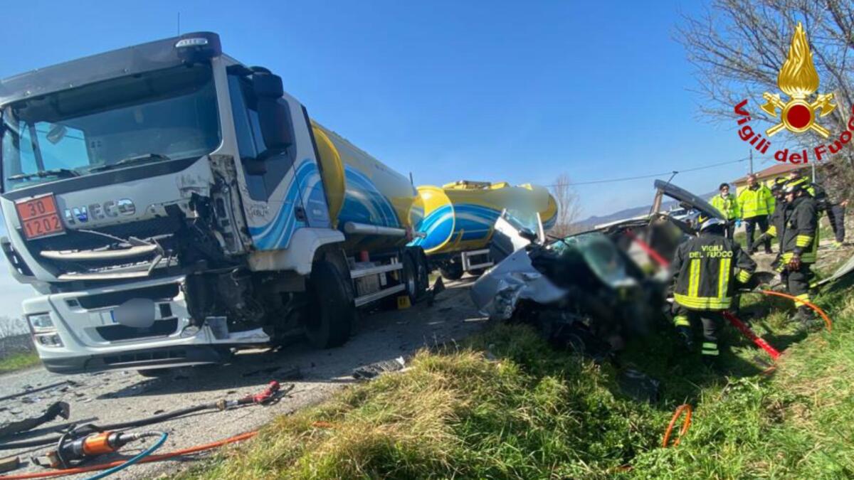 Scontro frontale tra Peugeot 206 e autocisterna: 86enne morto sul colpo - 