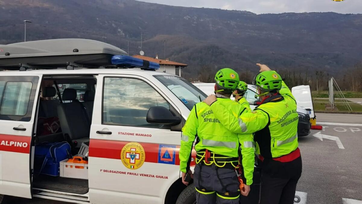 Parapendista precipa al decollo sul monte Valinis: elitrasportato all'ospedale - 