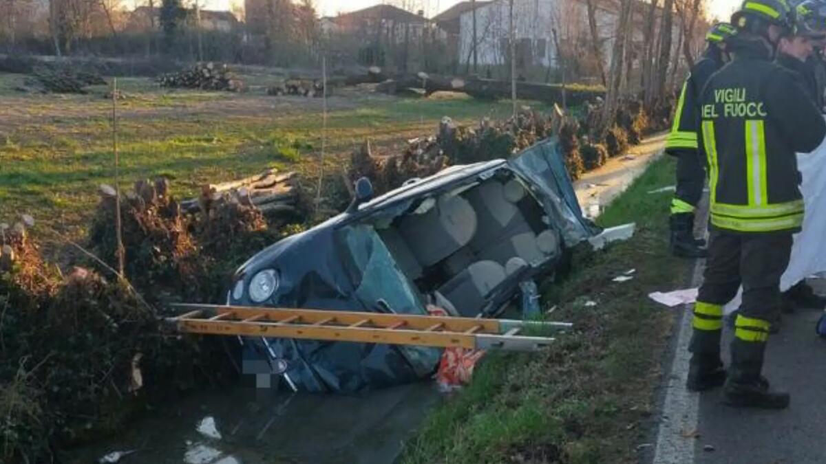 Sbanda con l'auto e finisce nel canale di scolo: grave il giovane conducente - 