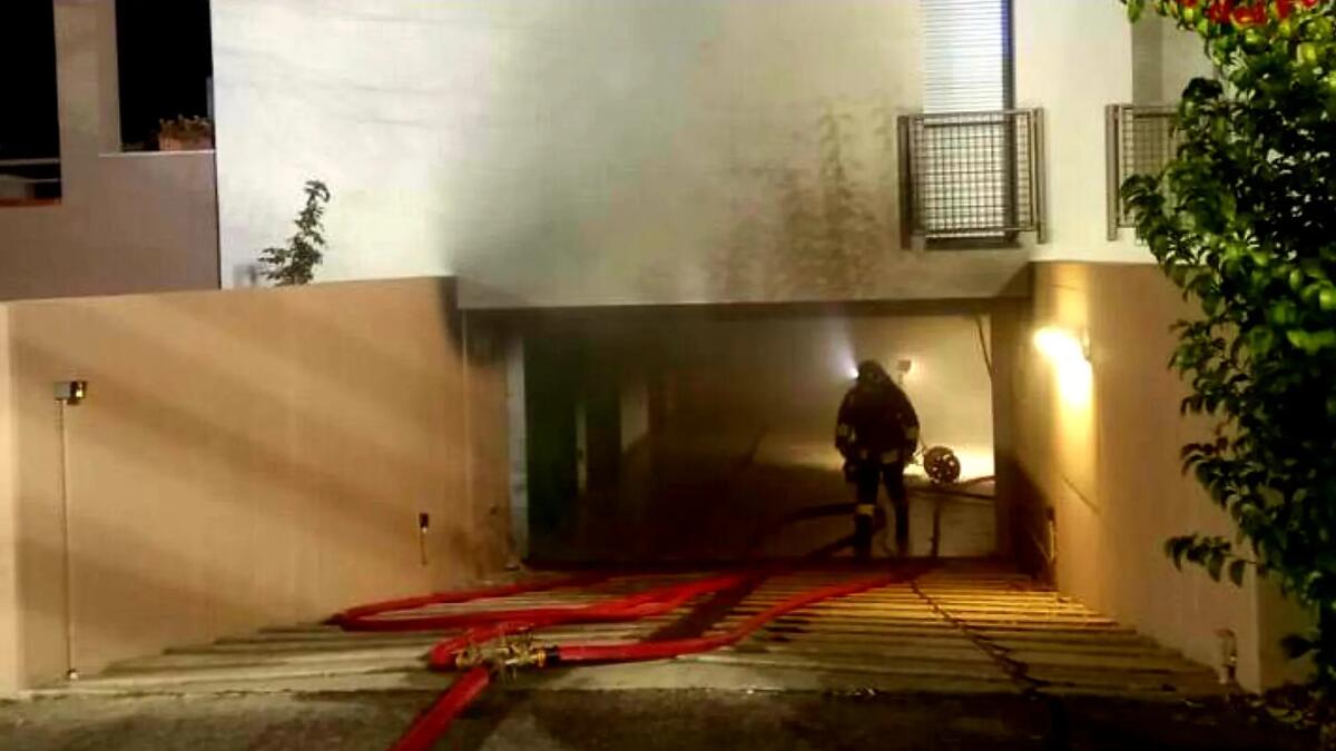 Incendio nel garage del condominio, evacuati 23 appartamenti: un intossicato - 