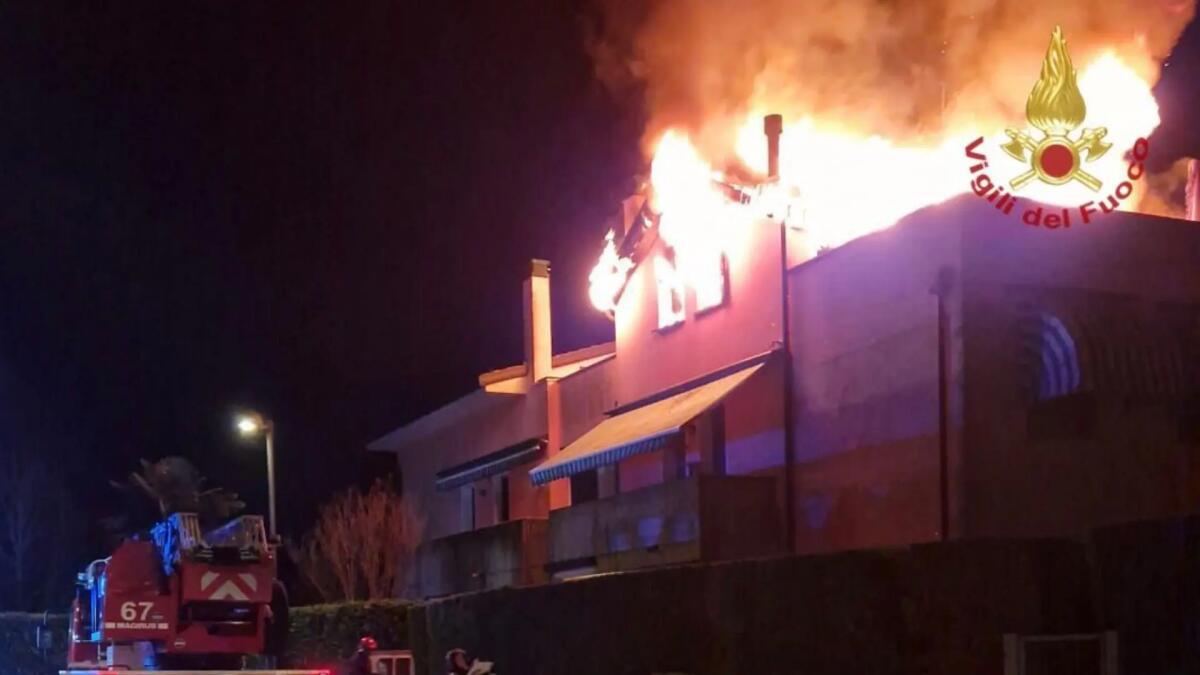 Incendio all'alba in condominio, evacuati 7 appartamenti: un ferito - 