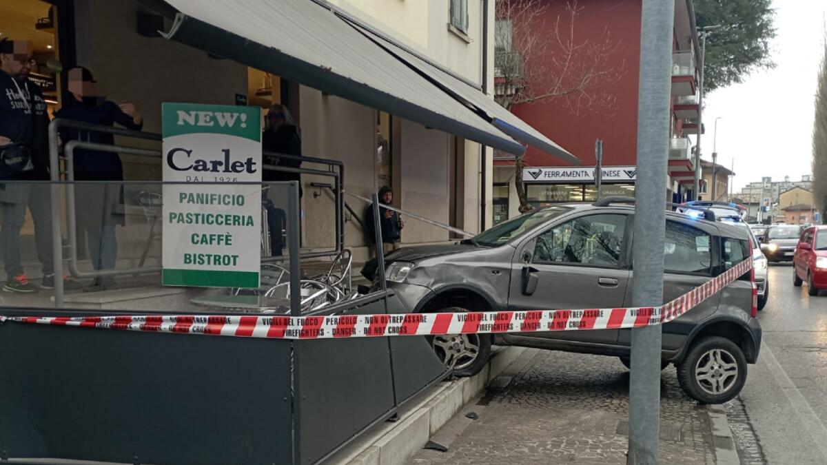 Paura a Udine, tampona un'auto e piomba sui tavolini della pasticceria: un ferito - 