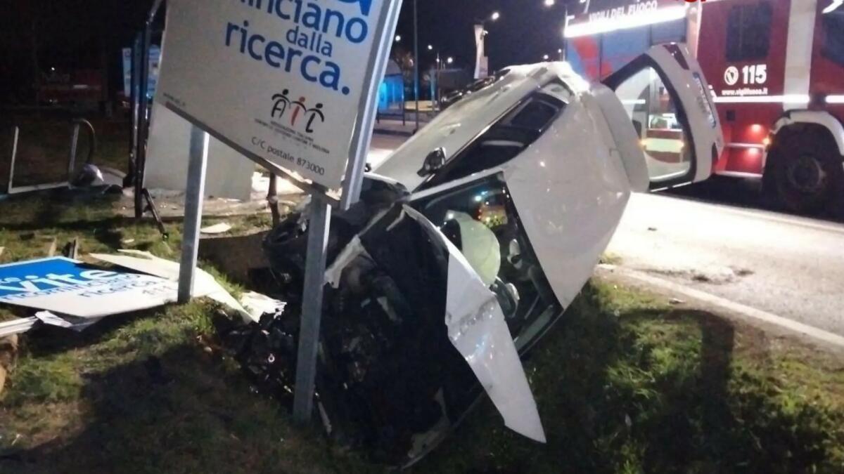 Sbandano con l'auto, centrano i cartelloni pubblicitari e si ribaltano: 2 feriti - 