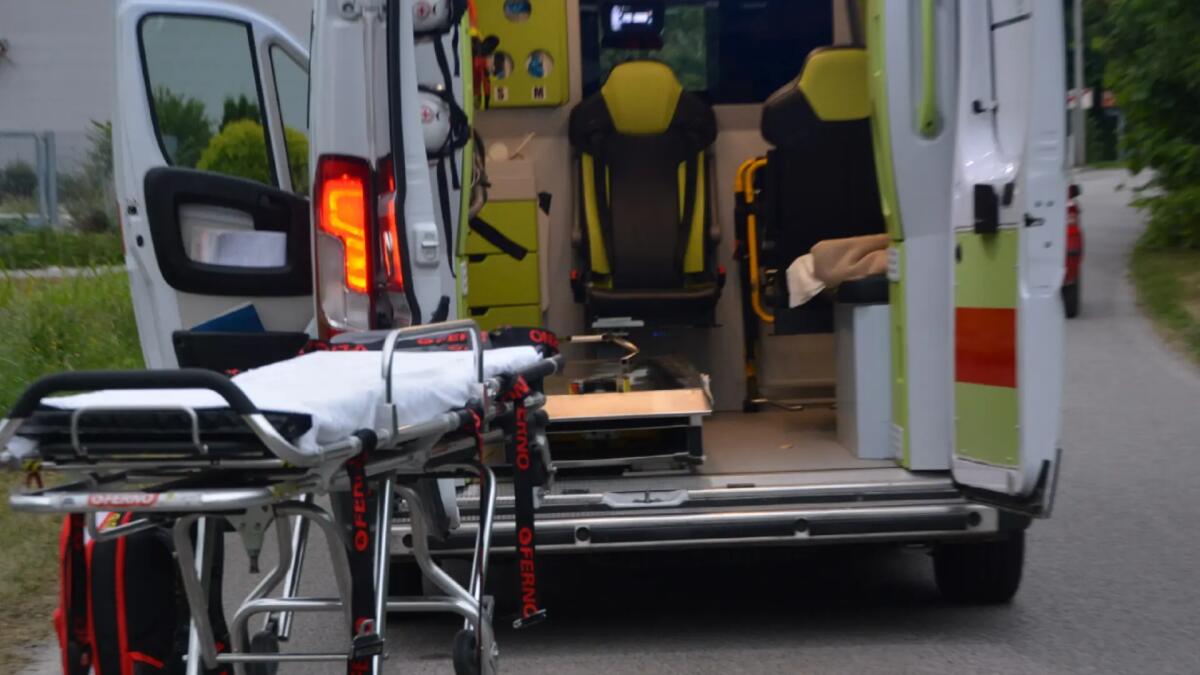 Scontro tra scooter ed auto, 18enne sbalzata per 5 metri: è gravissima - 