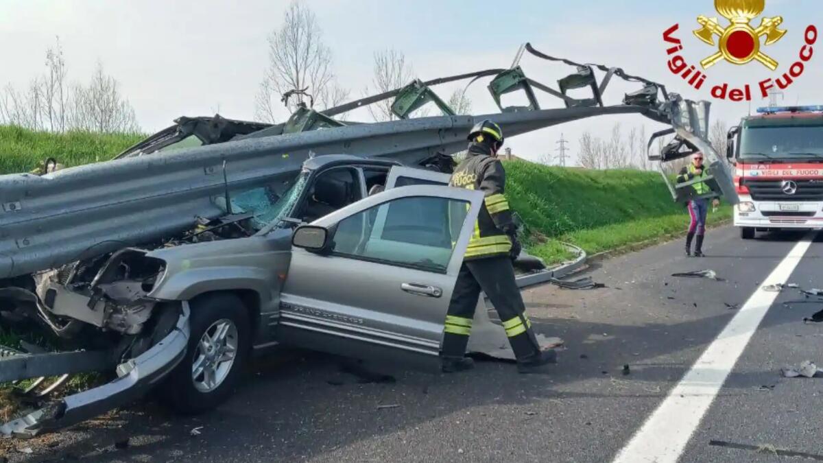 Sbanda con l'auto in A28 e finisce sotto il guardrail: dottoressa 72enne miracolata - 