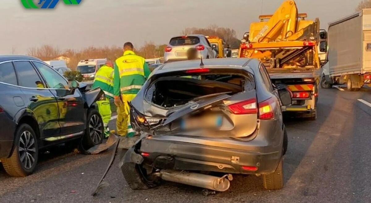 Maxi tamponamento in A4, 6 veicoli coinvolti: otto chilometri di coda in autostrada - 
