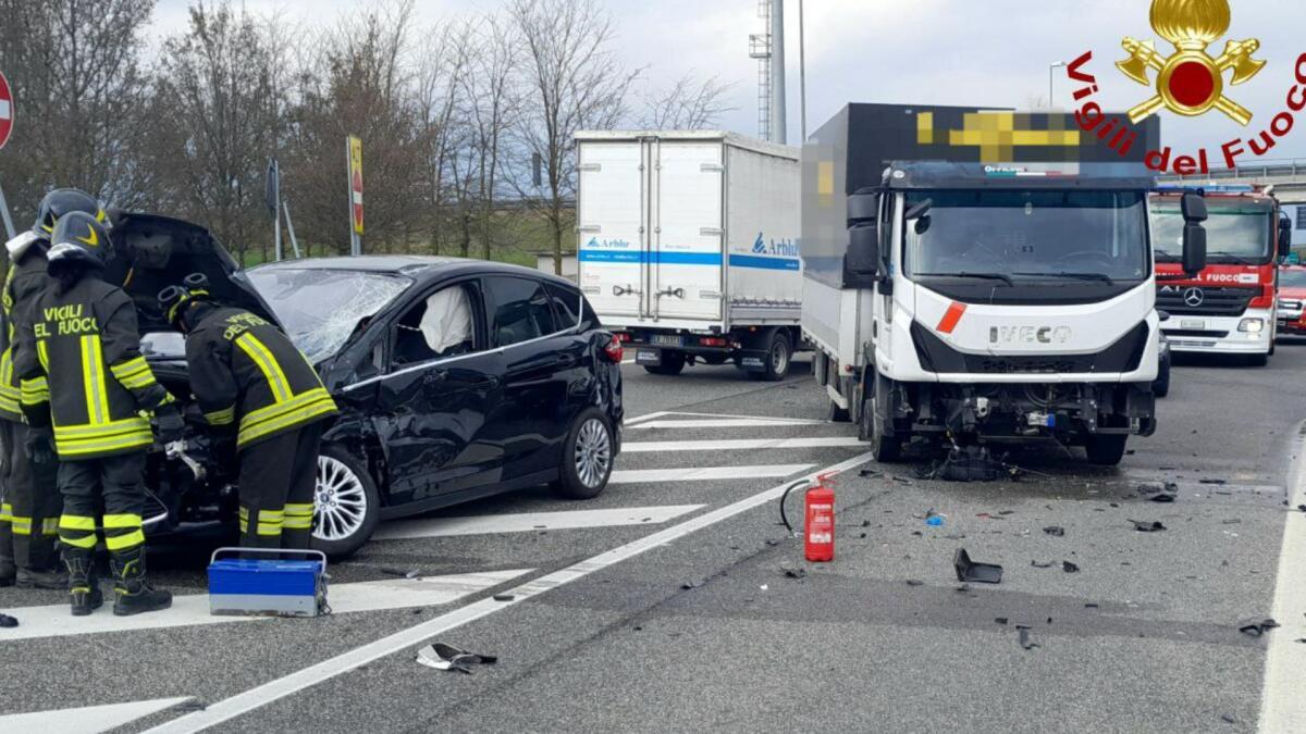 Scontro frontale tra auto e camion sulla bretella di raccordo dell'A28 - 