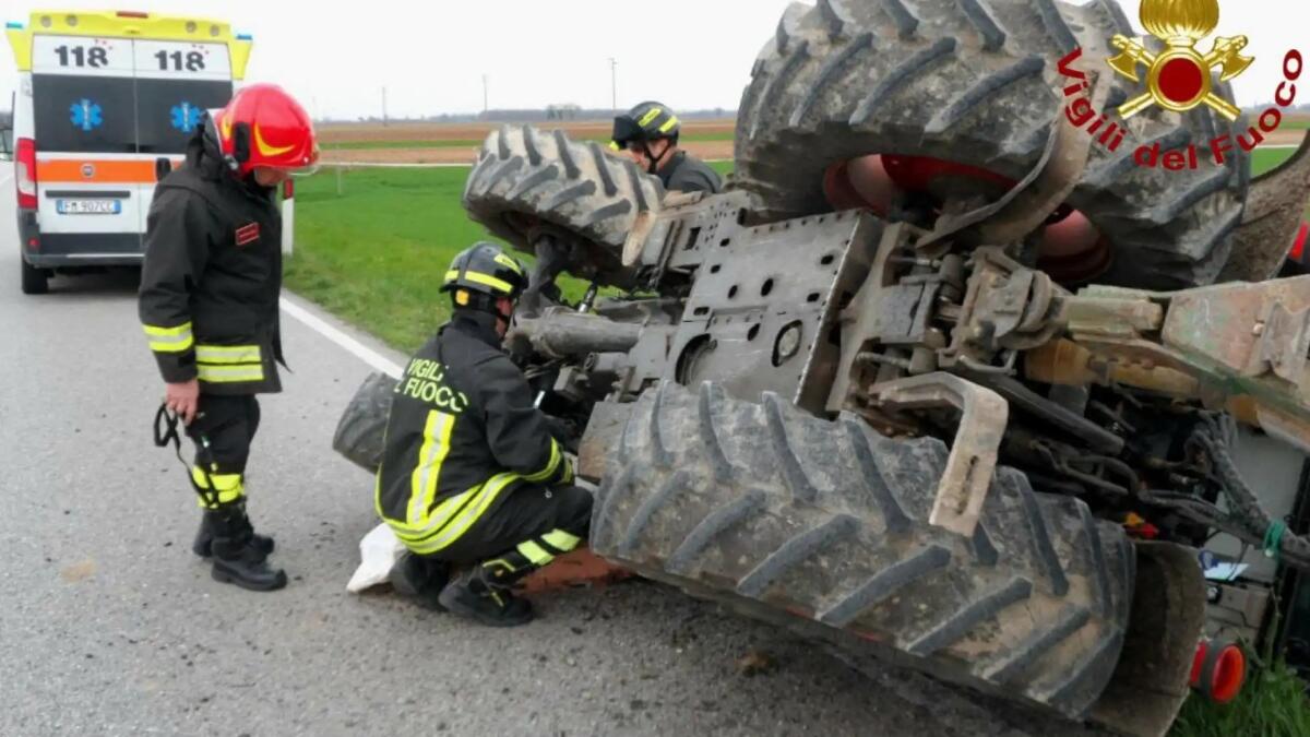 Trattore si ribalta mentre trasporta una botte di liquame: ferito il conducente - 
