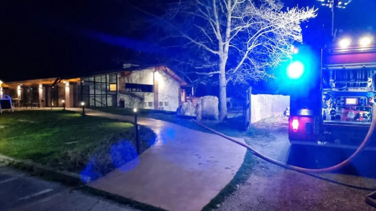 Brucia la struttura in legno al ristorante La Ferrata. Seconda volta in un mese - 