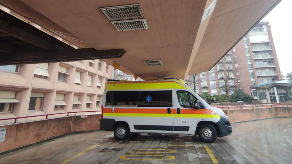 Malore al volante, finisce contro le auto in sosta: soccorso 70enne - 