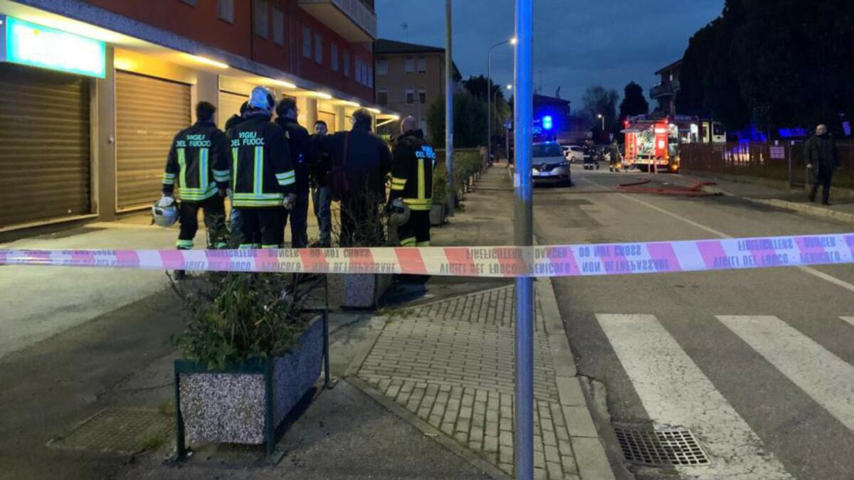 Esplosione ed incendio in un condominio, due feriti ed evacuato lo stabile - 