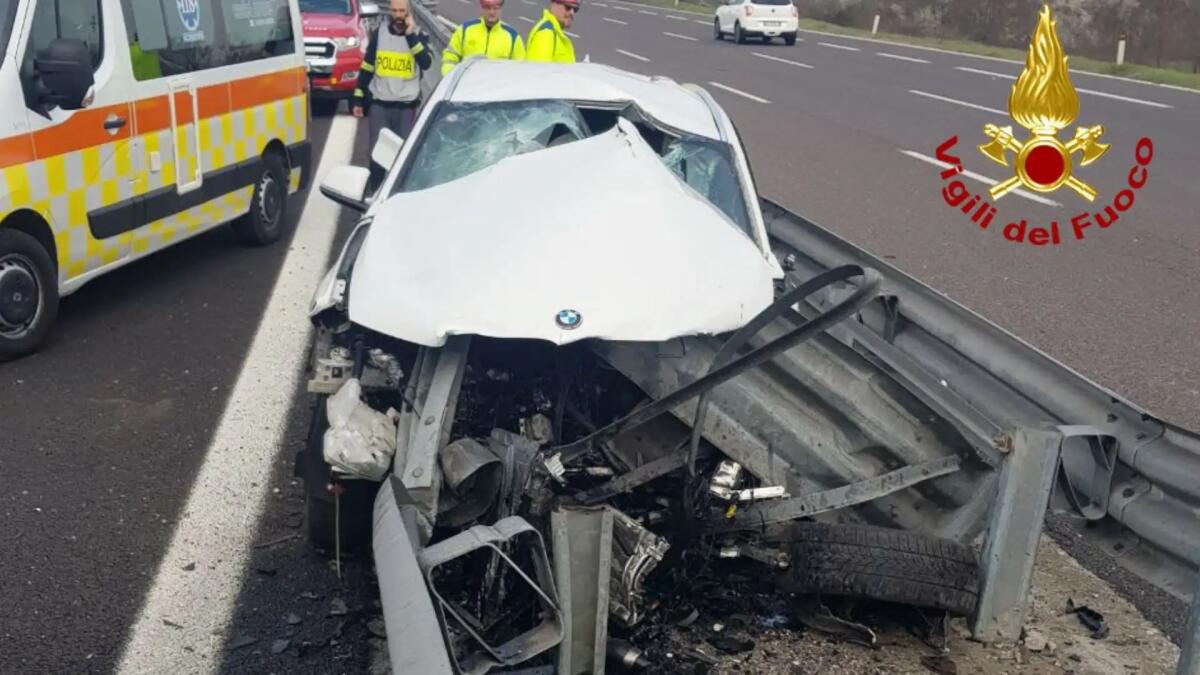 Centra la cuspide del guardrail che penetra nella Bmw: grave il conducente - 