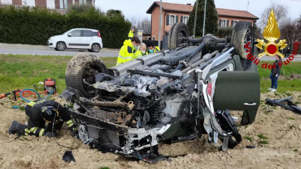 L'auto vola fuori strada ribaltandosi più volte: grave il conducente - 