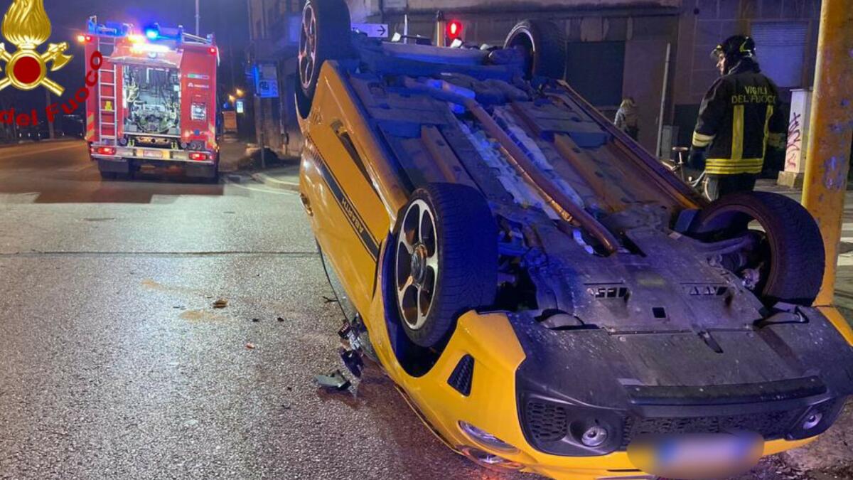 Violento scontro tra due auto a Padova, una si ribalta: un ferito - 