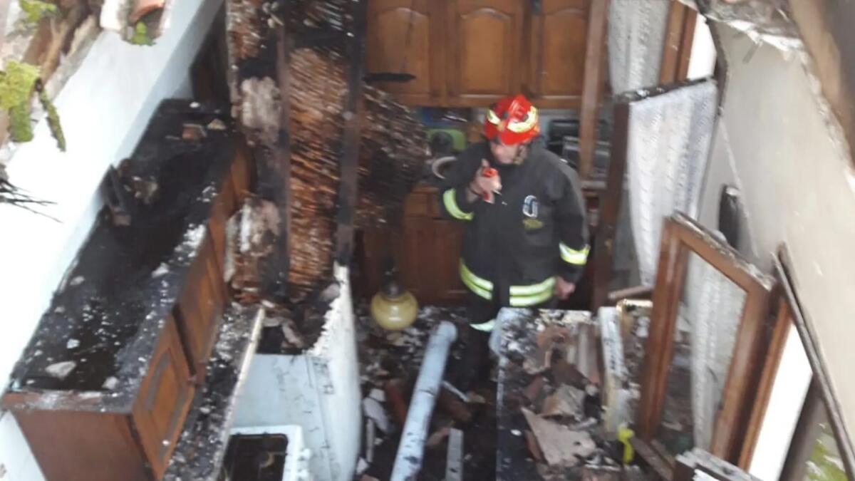 San Donà. Cucina a fuoco, poi crolla il tetto: tragedia sfiorata, in salvo due anziani - 