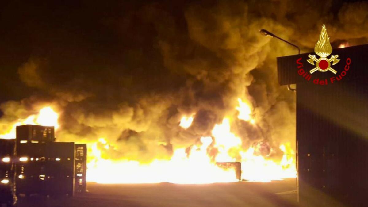 Maxi incendio a Castelbaldo: bruciano oltre 400 contenitori in plastica di mele - 