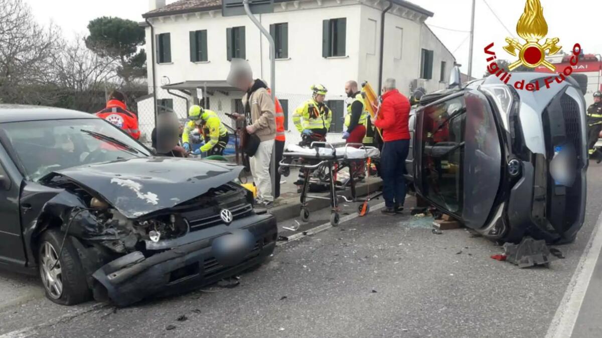 Due auto si scontrano, una si ribalta sul fianco: 4 feriti, 2 sono gravi - 