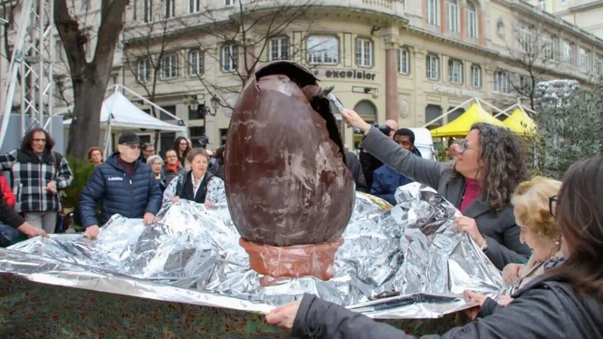 Successo a Trieste per l'apertura dell'uovo di Pasqua gigante e le premiazioni del Fiore d'Oro - 