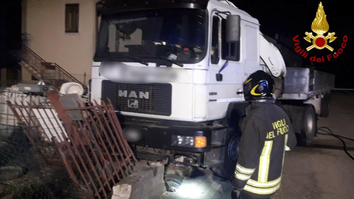 Paura nella notte, autocarro dritto contro una casa: fuga di gas e danni - 