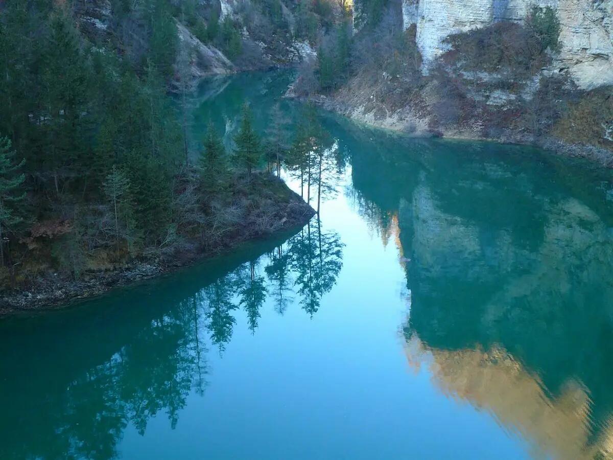 Pescatore 70enne scomparso nel lago di Senaiga: morto annegato dopo le ricerche disperate - 