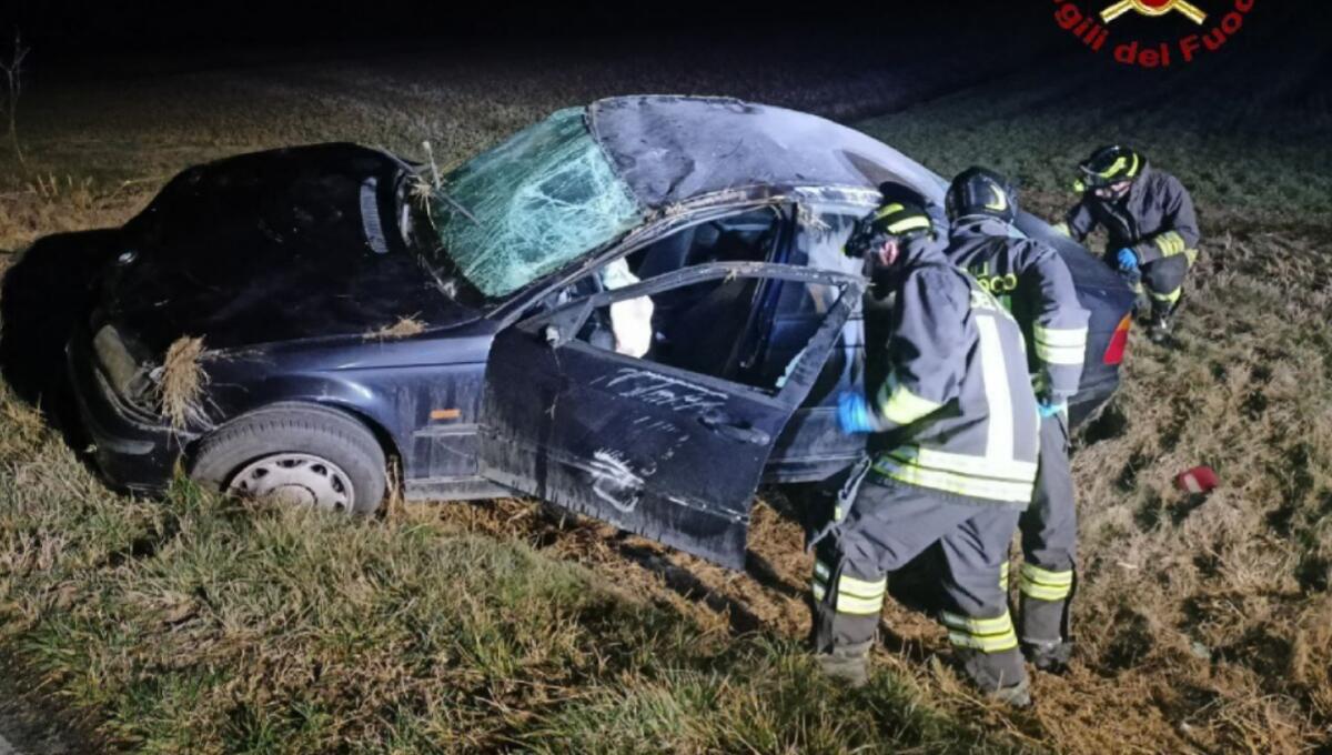 Sbanda e finisce contro un terrapieno in cemento: grave il conducente -