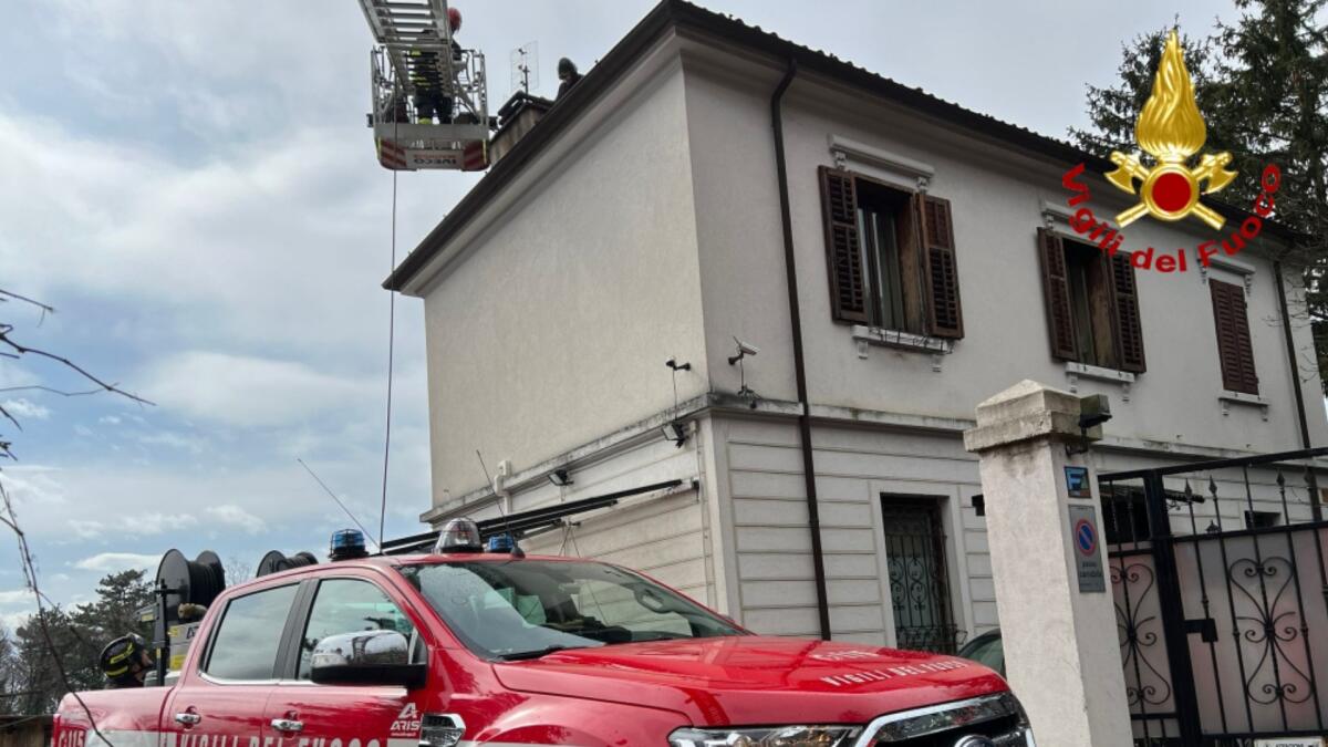 Incendio dalla canna fumaria, rogo stoppato in tempo dai pompieri - 