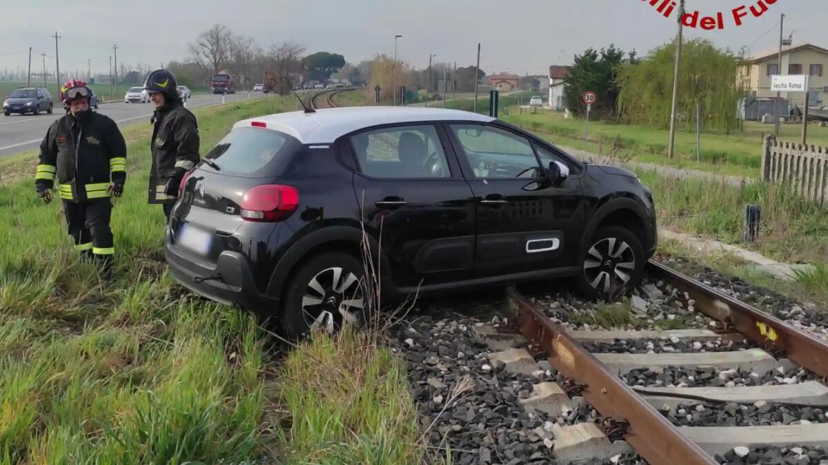 Sbanda e finisce bloccata con l'auto sui binari: stop al traffico ferroviario - 